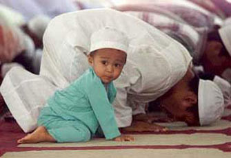 رويترز تختار صورة طفل يحاول الصلاة كأفضل صور العالم Large_1238060133